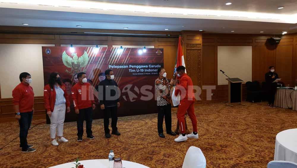 Ketua Umum PSSI, Mochamad Iriawan mengecek persiapan Timnas U19 jelanh berangkat tc ke korea selatan. Foto: Zainal Hasan/Indosport.com