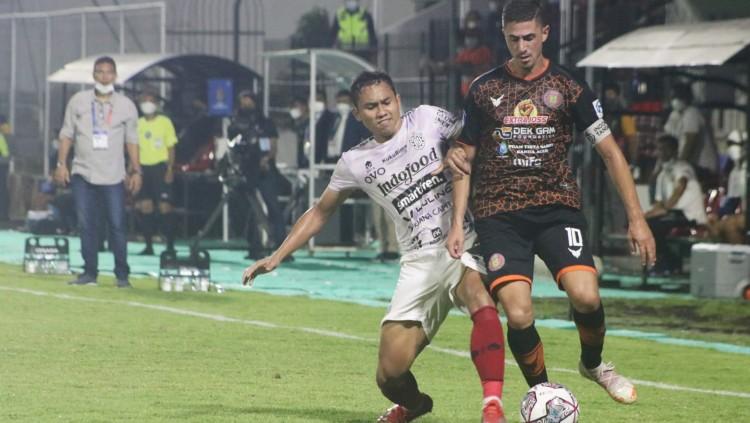 Bek Bali United, Ricky Fajrin mengawal pergerakan gelandang Persiraja Aceh, Bruno Dybal, di Liga 1 (11/03/22). (Foto: Nofik Lukman Hakim/INDOSPORT) - INDOSPORT