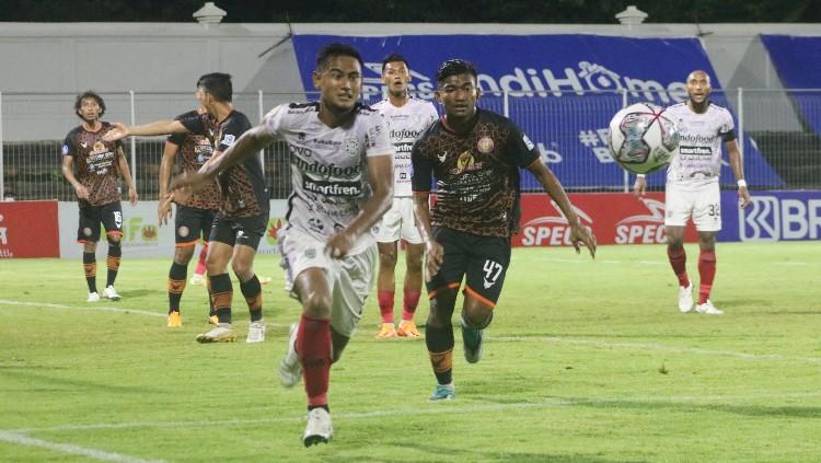 Bek Bali United, Haudi Abdillah saat tampil dalam laga lawan Persiraja Aceh, Jumat (11/3/22) malam. (Foto: Nofik Lukman Hakim/INDOSPORT) - INDOSPORT