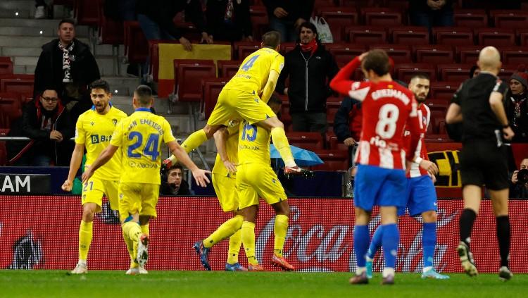 Selebrasi para pemain Cadiz usai Alvero Negredo membobol gawang Atletico Madrid (12/03/22) lalu. (Foto: REUTERS/Susana Vera)
