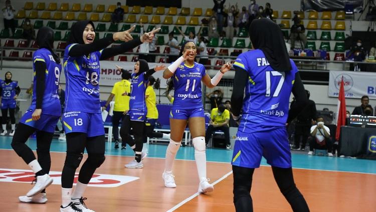 Bandung BJB Tandamata kalahkan Gresik Petrokimia Pupuk Indonesia 3-2, pada pertandingan pertama Final Four Proliga 2022 di Padepokan Voli Jenderal Polisi Kunarto, Sentul, Jumat (11/03/22).