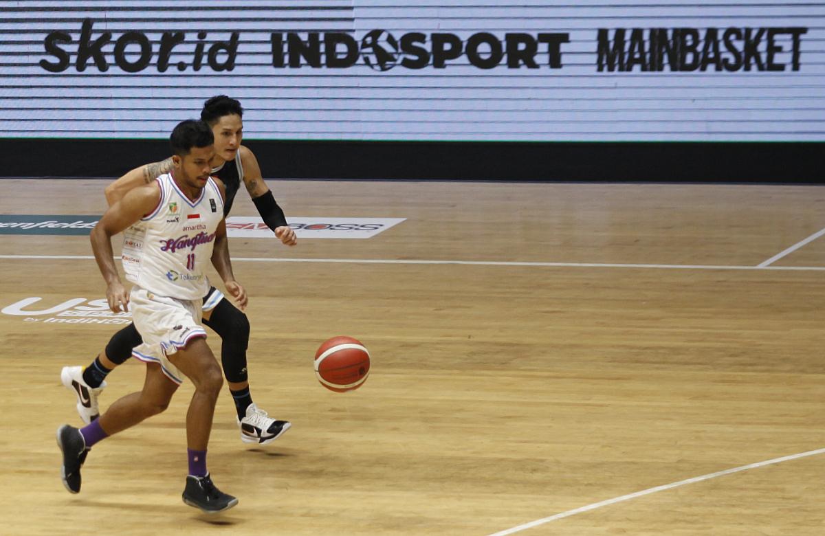 Evos Thunder berhasil mengalahkan Amartha Hangtuah 51-46 pada lanjutan IBL 2022 di Hall A Basket Senayan, Jakarta, Sabtu (12/03/22).