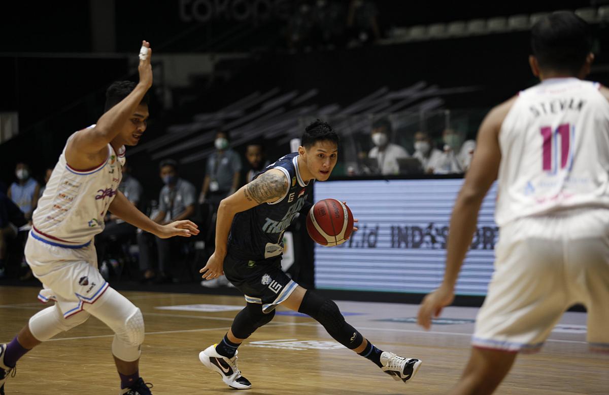 Evos Thunder (hitam) berhasil mengalahkan Amartha Hangtuah (putih) 51-46 pada lanjutan IBL 2022 di Hall A Basket Senayan, Jakarta, Sabtu (12/03/22).