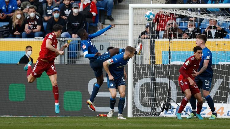 Robert Lewandowski melepaskan tandukan yang berbuah gol di laga Hoffenheim vs Bayern Munchen dalam ajang Bundesliga Jerman (12/03/22). (Foto: REUTERS/Heiko Becker)