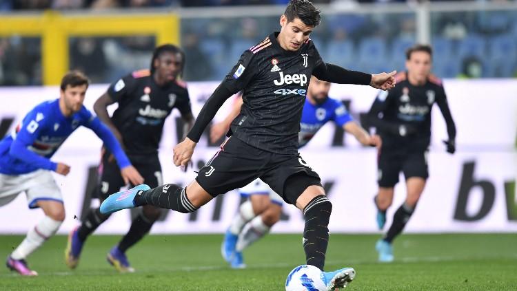 Alvaro Morata mengeksekusi penalti di laga Sampdoria vs Juventus (13/03/22). (Foto: REUTERS/Jennifer Lorenzini) - INDOSPORT