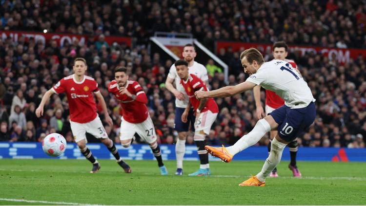 Eksekusi penalti Harry Kane di laga Manchester United vs Tottenham Hotspur (13/03/22). (Foto: REUTERS/Phil Noble)