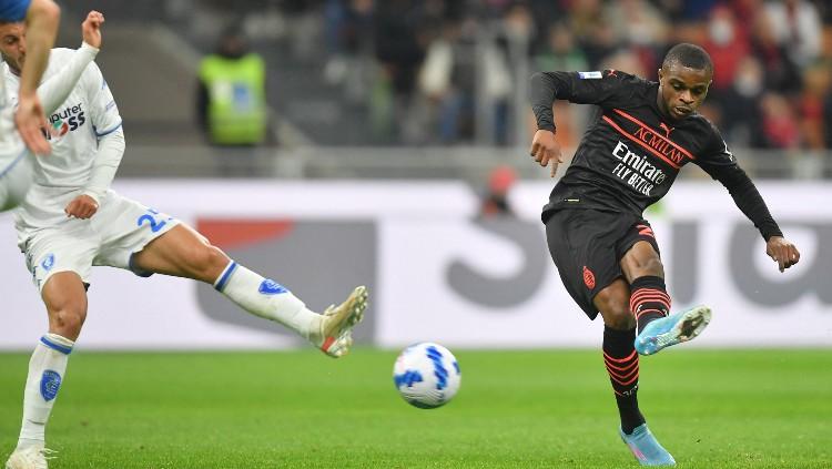 Pierre Kalulu (kanan) melepaskan tembakan yang berbuah gol di laga AC Milan vs Empoli (13/03/22). (Foto: REUTERS/Daniele Mascolo) - INDOSPORT