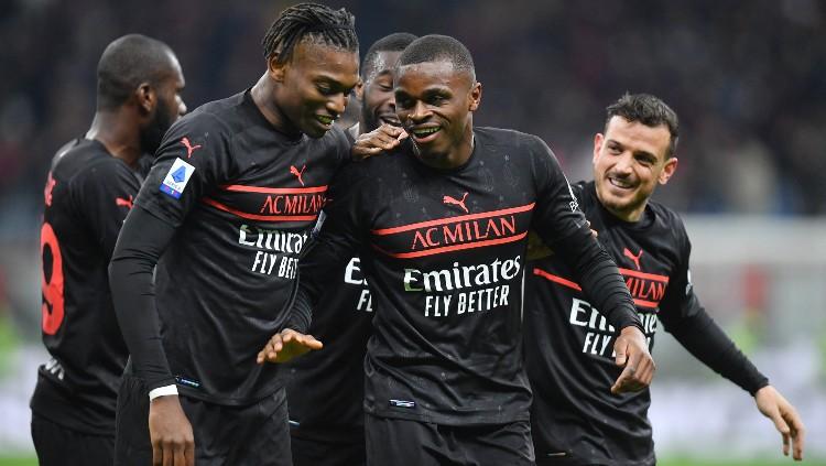 Skuat AC Milan merayakan gol Pierre Kalulu ke gawang Empoli (13/03/22). (Foto: REUTERS/Daniele Mascolo) - INDOSPORT