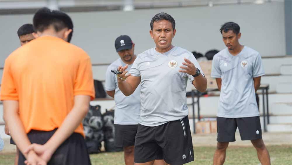 Jelang semifinal Piala AFF U-16 2022 antara Timnas Indonesia U-16 vs Myanmar, Rabu (10/8/22), Fakhri Husaini mendadak 'senggol' Bima Sakti. - INDOSPORT
