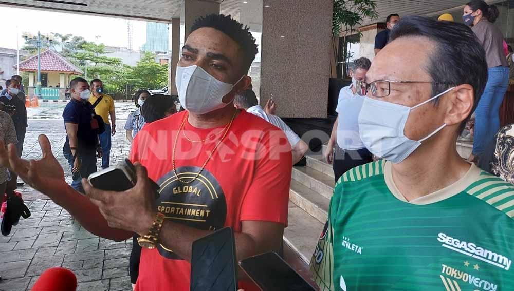 Pemain naturalisasi Timnas Indonesia, Osas Saha mendirikan agensi manajemen olahraga. Foto: Zainal Hasan/Indosport.com