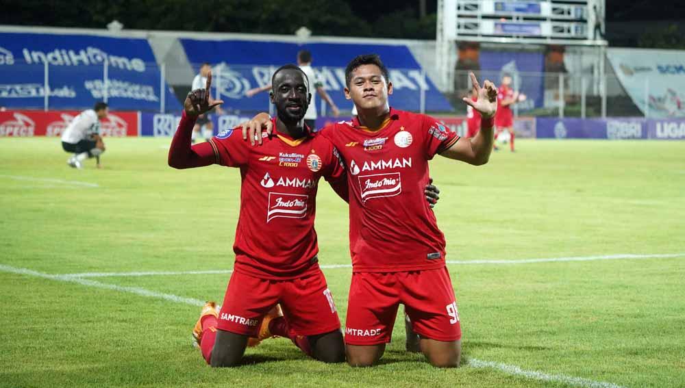 Selebrasi gelandang Persija Jakarta, Makan Konate dengan teman satu tim di Liga 1.