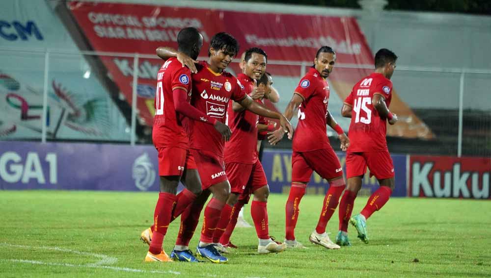 Para pemain Persija merayakan bersama teman satu timnya usai mencetak gol ke gawang Persikabo. Foto: Khairul Imam/Persija