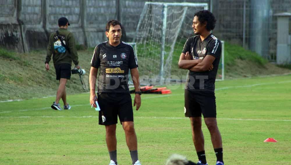 Pelatih Arema FC, Eduardo Almeida berbincang dengan sang asisten, FX Yanuar Wahyu. Foto : Nofik Lukman Hakim/Indosport.com