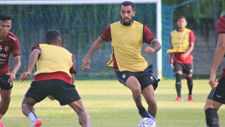 Gelandang Bali United, Brwa Nouri dalam sesi latihan di Lapangan Karya Manunggal, Sidakarya, Denpasar. Foto: Nofik Lukman Hakim/INDOSPORT.COM