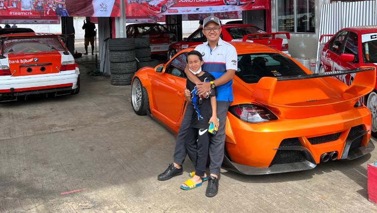 Pembalap cilik berbakat Abyan Aqila bersama sang ayah, Moch. Chandra Kurniawan. Abyan akan mengikuti putaran kedua Kejurnas Gokart Eshark Rok Cup Indonesia 2022.