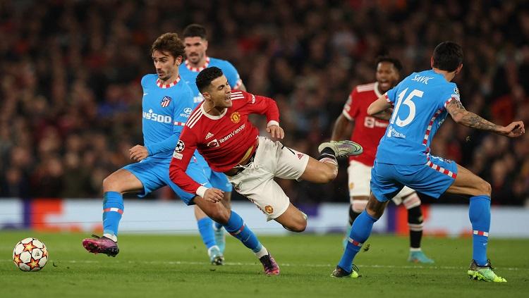 Cristiano Ronaldo dilanggar di Laga Liga Champions Manchester United vs Atletico Madrid (Foto: REUTERS/Phil Noble)