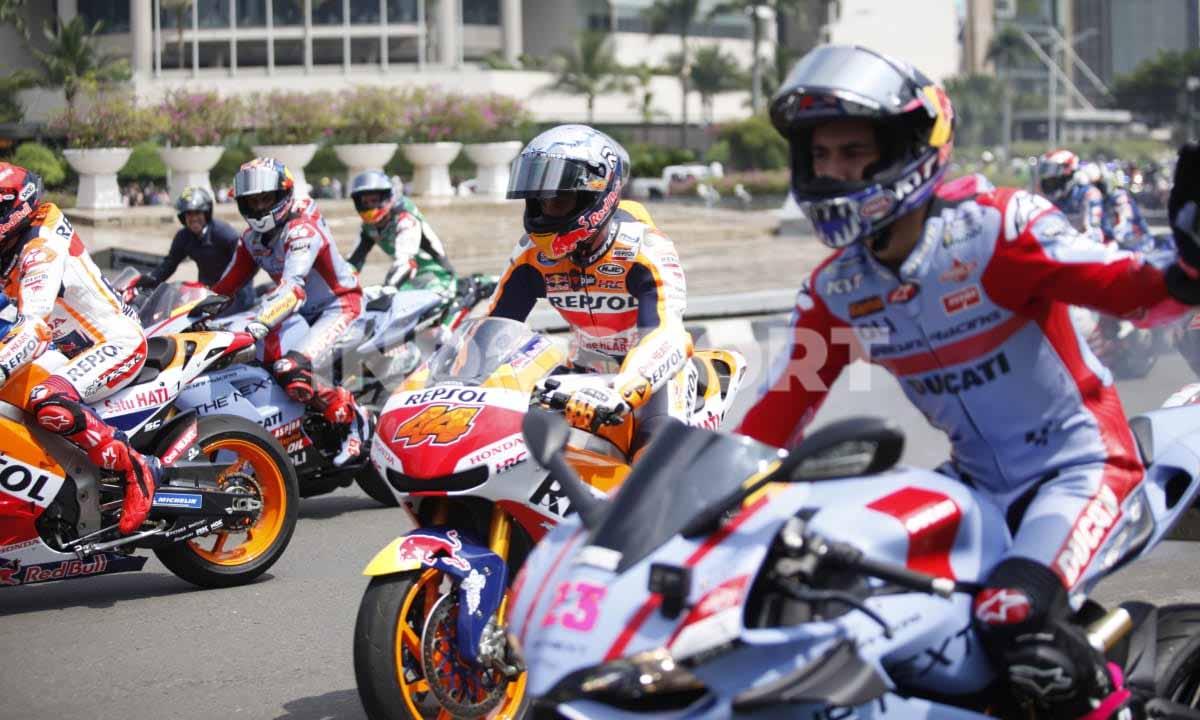 Beberapa pebalap MotoGP seperti Marc Marquez, Joan Mir melakukan parade motor dari Istana Merdeka menuju Bunderan HI pada Rabu (16/03/22). Acara ini digelar untuk menyambut pagelaran MotoGP Mandalika 2022. Foto: Herry Ibrahim/INDOSPORT