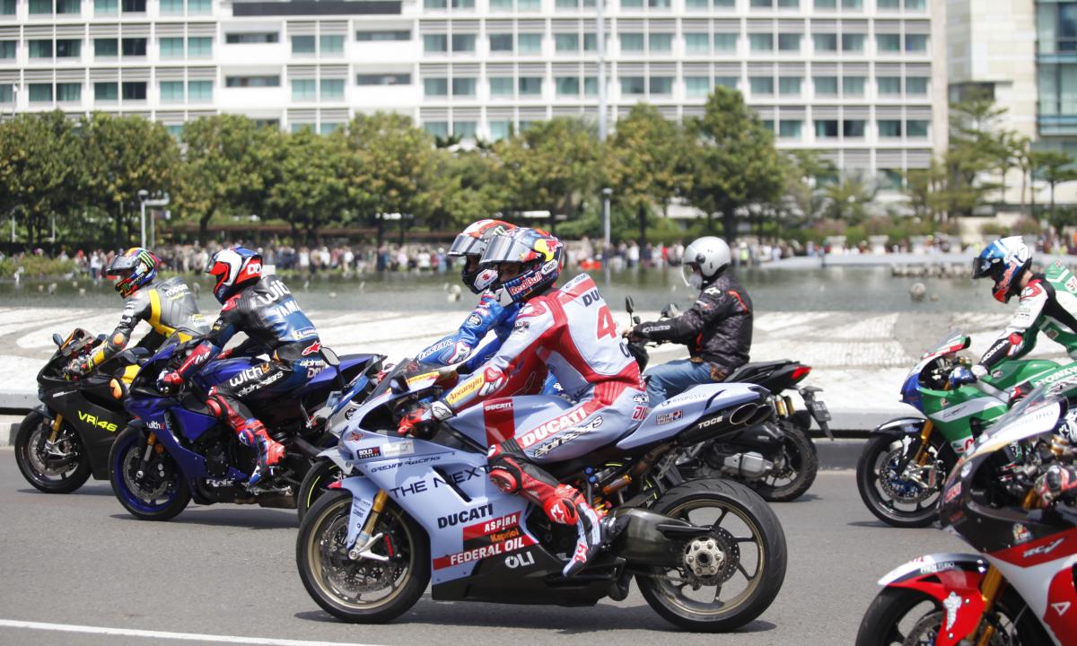 Beberapa pebalap MotoGP seperti Marc Marquez, Joan Mir melakukan parade motor dari Istana Merdeka menuju Bunderan HI pada  Rabu (16/03/22). Acara ini digelar untuk menyambut pagelaran MotoGP Mandalika 2022.