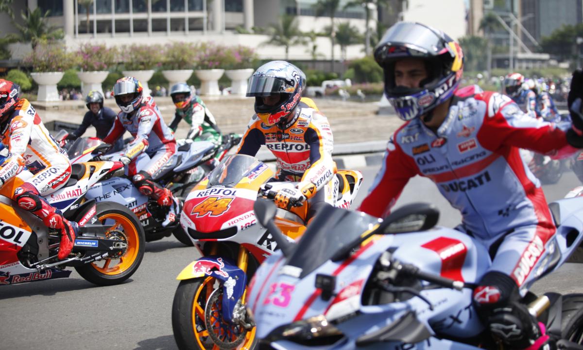 Beberapa pebalap MotoGP seperti Marc Marquez, Joan Mir melakukan parade motor dari Istana Merdeka menuju Bunderan HI pada  Rabu (16/03/22). Acara ini digelar untuk menyambut pagelaran MotoGP Mandalika 2022. - INDOSPORT