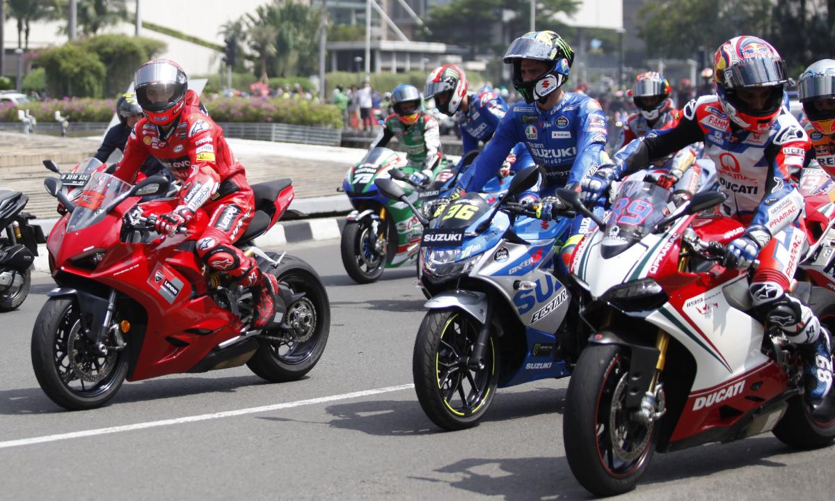 Beberapa pebalap MotoGP seperti Marc Marquez, Joan Mir melakukan parade motor dari Istana Merdeka menuju Bunderan HI pada  Rabu (16/03/22). Acara ini digelar untuk menyambut pagelaran MotoGP Mandalika 2022. - INDOSPORT