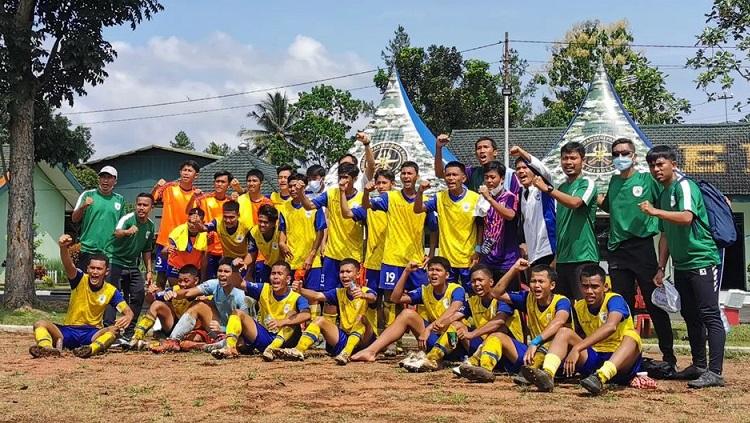 Selebrasi skuat PSJS Jaksel usai memastikan diri lolos ke babak 16 Besar Piala Soeratin U-17, Rabu (16/3/22).