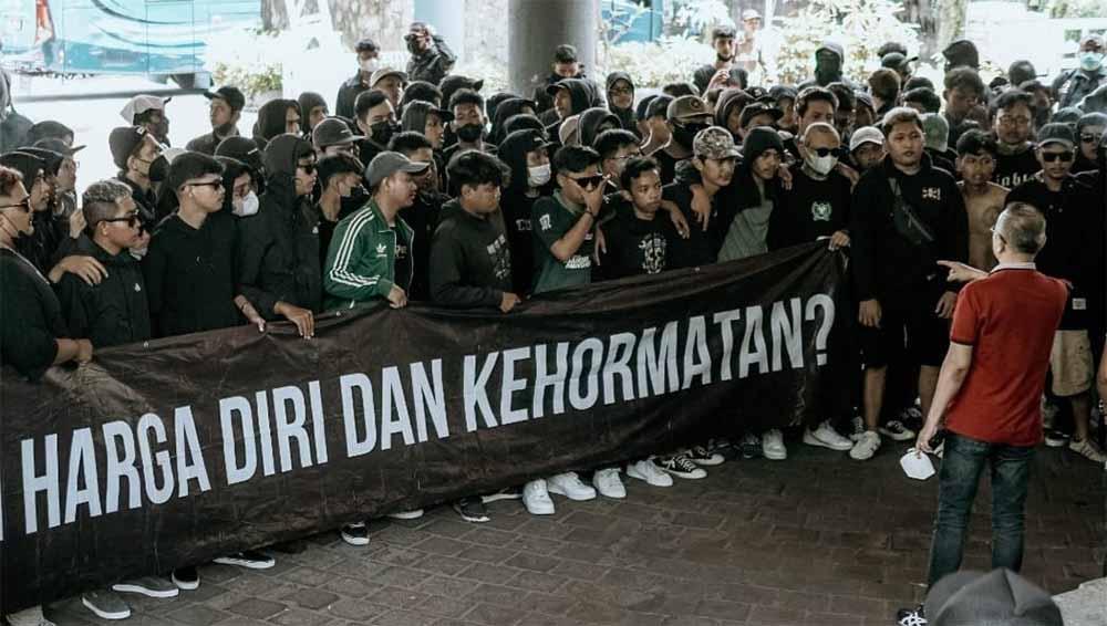 Ratusan suporter PSS Sleman sambangi PSS di Bali, Berikan Dukungan dan Motivasi. Foto: Twitter@PSSleman