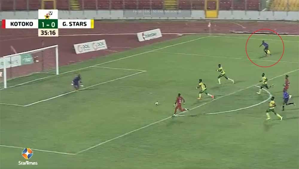 Hakim garis masuk lapangan. Foto: Twitter@kwamebenaiah - INDOSPORT