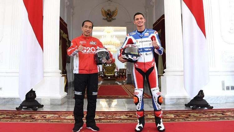 Presiden Joko Widodo berfoto bareng pembalap Pertamina Mandalika SAG Racing Team. - INDOSPORT