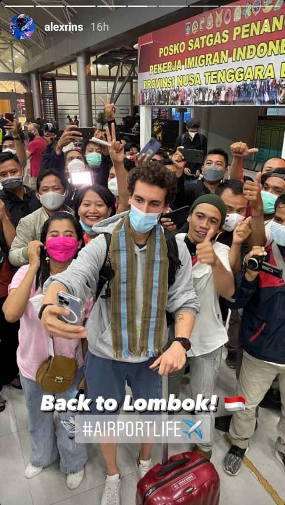 Alex Rins tiba di Mandalika dan disambut fans bak Justin Bieber. Foto: Instastory@alexrins Copyright: Instastory@alexrins