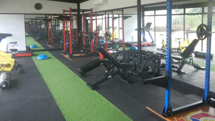 Fasilitas gym yang berada di kompleks sepak bola ATG Sentul untuk mendukung latihan para pemain.