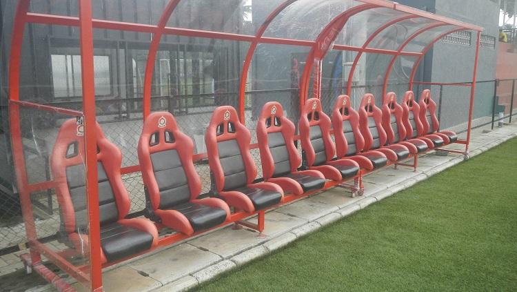 Area bench tempat pemain cadangan duduk di tepi lapangan utama berstandar FIFA di ATG Sentul.