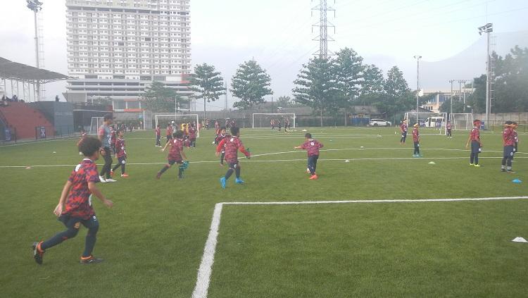 Para siswa akademi ASIOP FC kategori U-10 berlatih di lapangan utama ATG Sentul, Kamis (17/3/22).