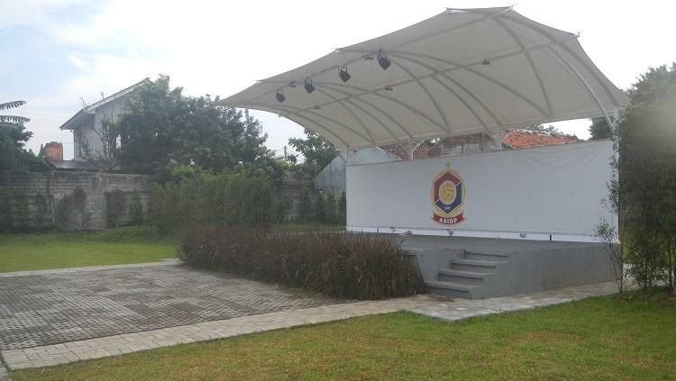 Fasilitas panggung di ATG Sentul untuk keperluan penganugerahan piala dan acara-acara lain di luar kegiatan sepak bola.