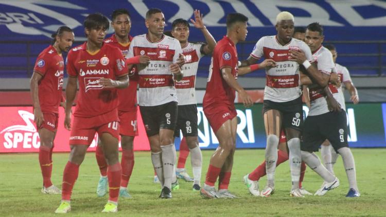 Madura United mengalahkan Persija Jakarta dengan skor 3-1 pada laga tunda Liga 1 2021, Kamis (17/03/22). - INDOSPORT