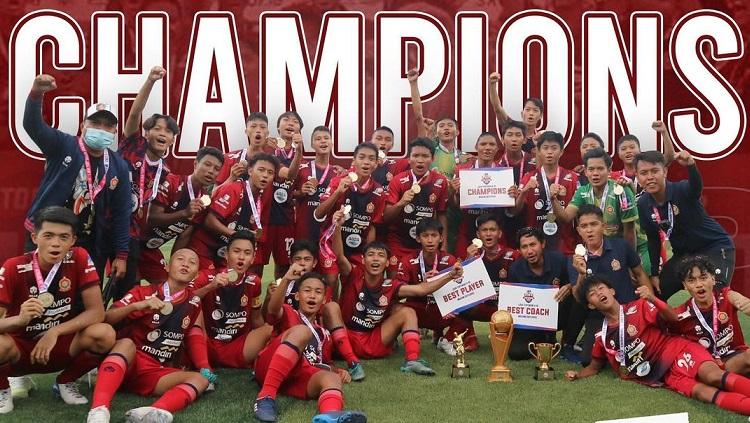 Selebrasi skuat ASIOP FC usai menjuarai Liga TopSkor U-15 2022.