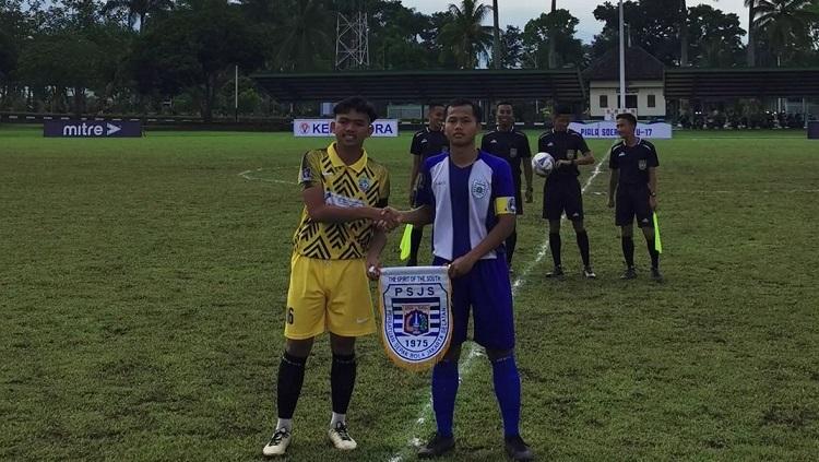 Kapten PSJS Jaksel bersalaman dengan lawan sebelum pertandingan Piala Soeratin U-17, Jumat (18/3/22).