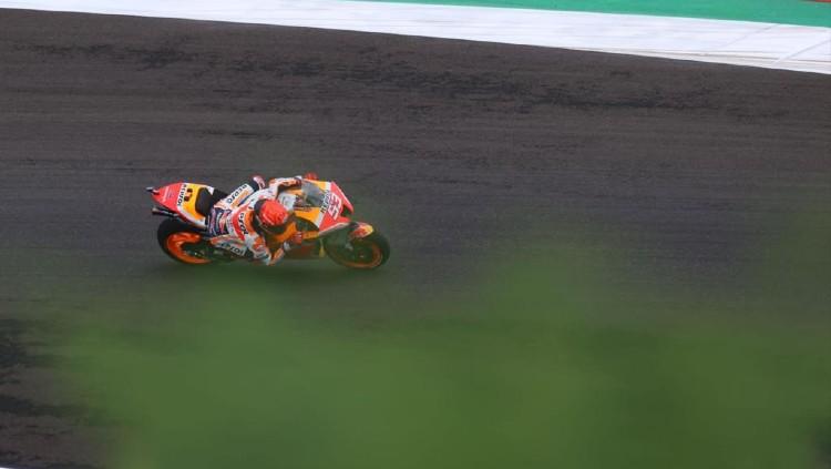 Pembalap Repsol Honda, Marc Marquez, siap jalani sesi kualfikasi di MotoGP Indonesia 2022 meski sempat alami kecelakaan saat latihan bebas di Sirkuit Mandalika. - INDOSPORT