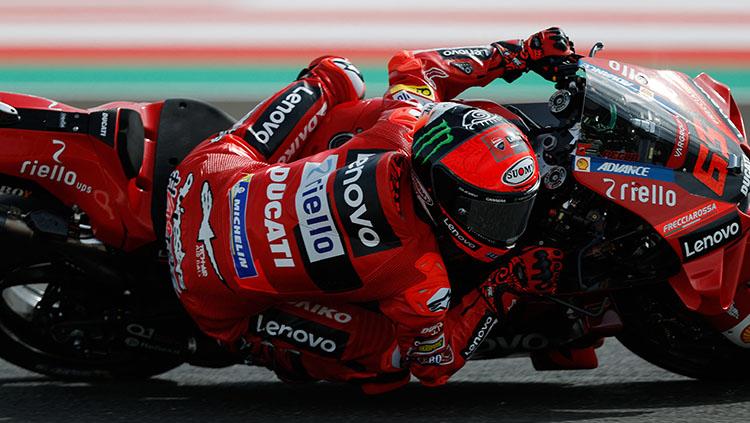 Pembalap Ducati, Francesco Bagnaia, saat menjajal sesi latihan bebas di Sirkuit Mandalika.