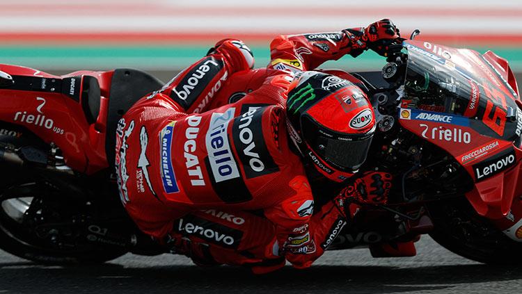 Pembalap Ducati, Francesco Bagnaia, saat menjajal sesi latihan bebas di Sirkuit Mandalika. - INDOSPORT