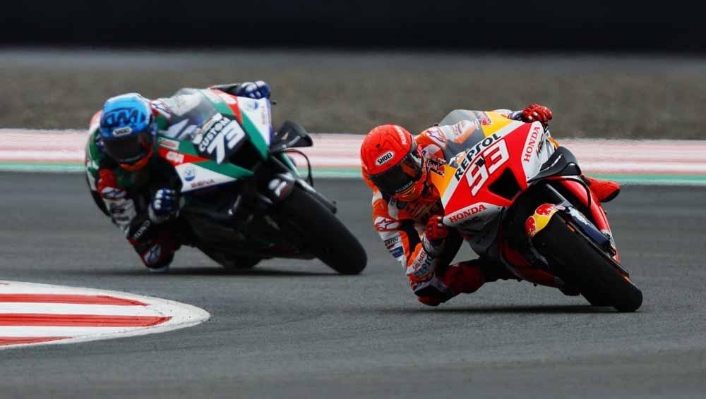 Pembalap LCR Honda Alex Marquez dan pembalap Repsol Honda Marc Marquez saat beraksi di Sirkuit Internasional Mandalika, Kuta, Lombok, Sabtu (19/03/22). Foto: Reuters/Willy Kurniawan