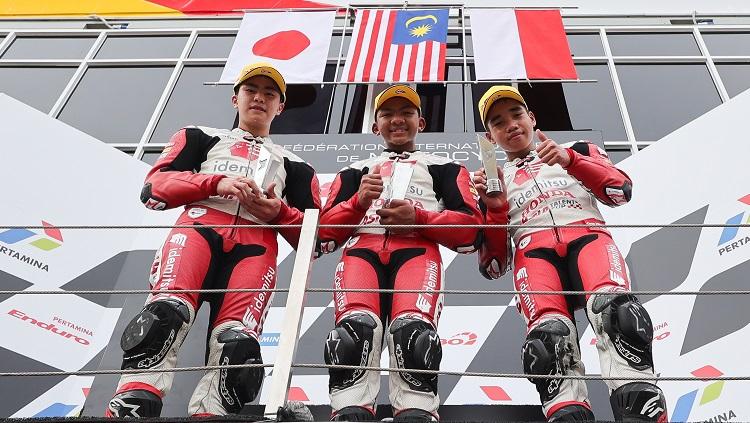 Pembalap muda Indonesia, Reykat Yusuf Fadillah, sukses naik podium dan kibarkan Merah Putih di race 1 Idemitsu Asia Talent Cup 2022 di Mandalika. (Foto: Asia Talent Cup)
