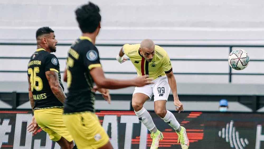 Pemain Persik Kediri saat melakukan sundulan ke gawang Barito Putra pada laga BRI Liga 1. Foto: MO Persik