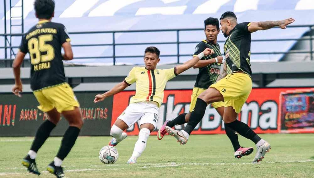 Pemain Persik Kediri lakukan tendangan ke arah gawang Barito Putra di laga BRI Liga 1. Foto: MO Persik