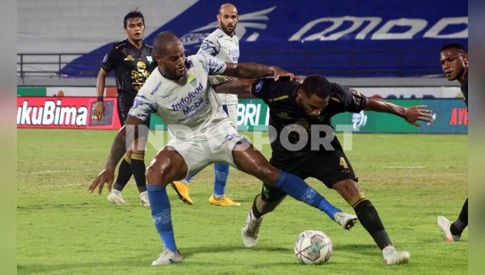 Duel pemain Persib Bandung, David Da Silva dengan pemain Persebaya di BRI Liga 1. Foto: Nofik Lukman Hakim/Indosport.com
