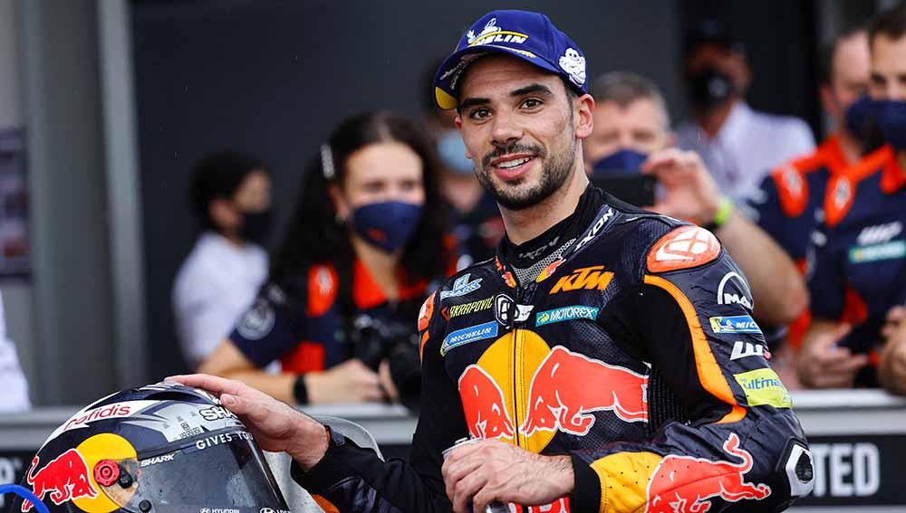Pembalap Red Bull KTM Factory Racing, Miguel Oliveira, turun ke jalan jelang MotoGP Portugal. Foto: Reuters/Willy Kurniawan.