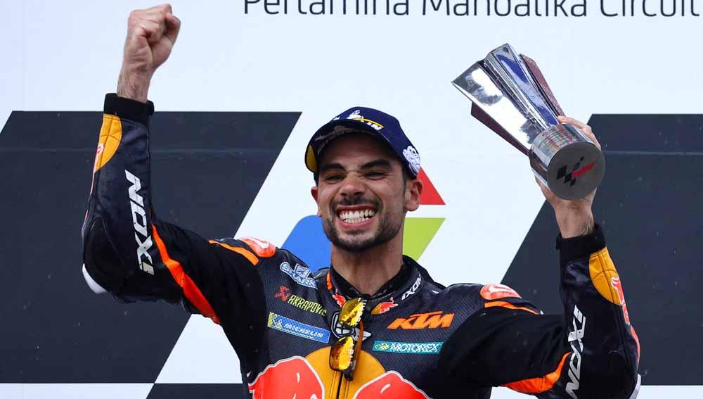 Selebrasi pembalap motoGP, Miguel Oliveira saat mengangkat tropi usai balapan di Sirkuit Internasional Mandalika, Kuta, Lombok, Minggu (20/03/22). Foto: Reuters/Willy Kurniawan
