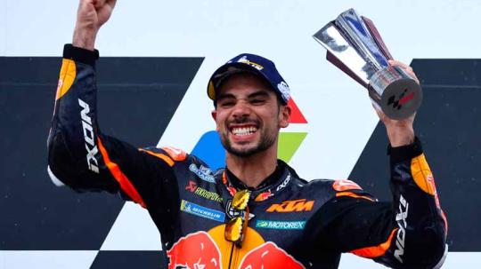 Selebrasi pembalap motoGP, Miguel Oliveira saat mengangkat tropi usai balapan di Sirkuit Internasional Mandalika, Kuta, Lombok, Minggu (20/03/22). Foto: Reuters/Willy Kurniawan