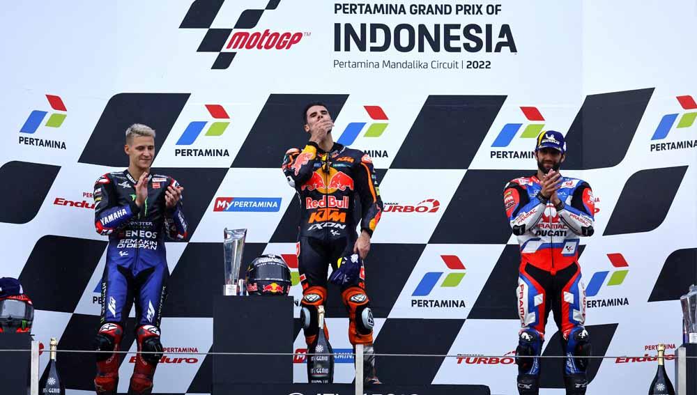 Pemenang balapan, Miguel Oliveira dari Red Bull naik podium tempat kedua, Fabio Quartararo dari Monster Energy Yamaha MotoGP dan tempat ketiga, Johann Zarco dari Pramac Racing di Sirkuit Mandalika, Lombok, Minggu (20/03/22). Foto: Reuters/Willy Kurniawan