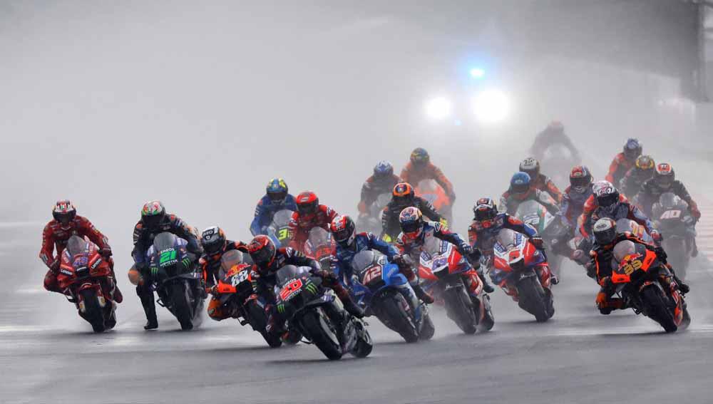 Para pembalap MotoGP mulai star usai turun hujan lebat di Sirkuit Internasional Mandalika, Kuta, Lombok, Minggu (20/03/22). Foto: Reuters/Willy Kurniawan - INDOSPORT