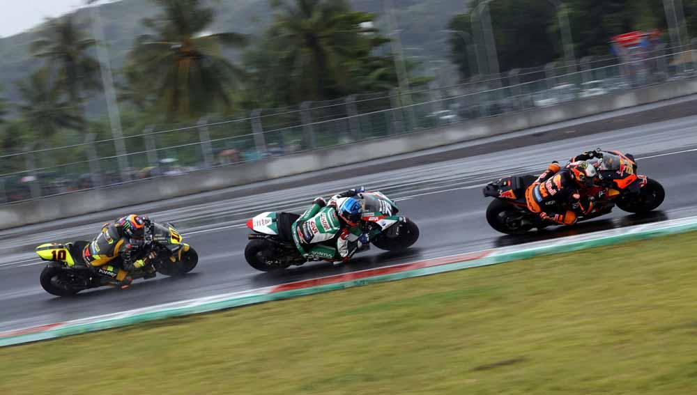 Tiga pembalap MotoGP saling mencuri posisi pada akhir finish di Sirkuit Internasional Mandalika, Lombok, Minggu (20/03/22). Foto: Reuters/Willy Kurniawan